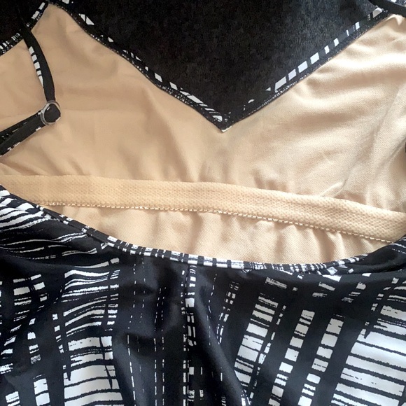 Newport News Swim one pc black & white deep V neck w/adjustable straps. Sz: 6 - Picture 6 of 7